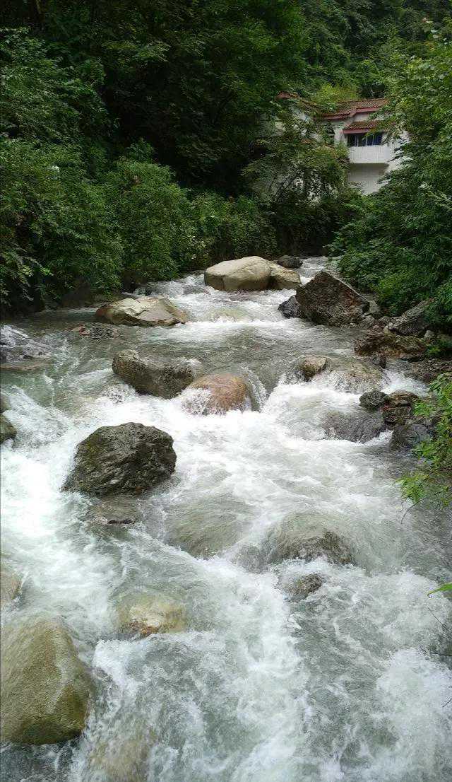 《奔腾的溪流》