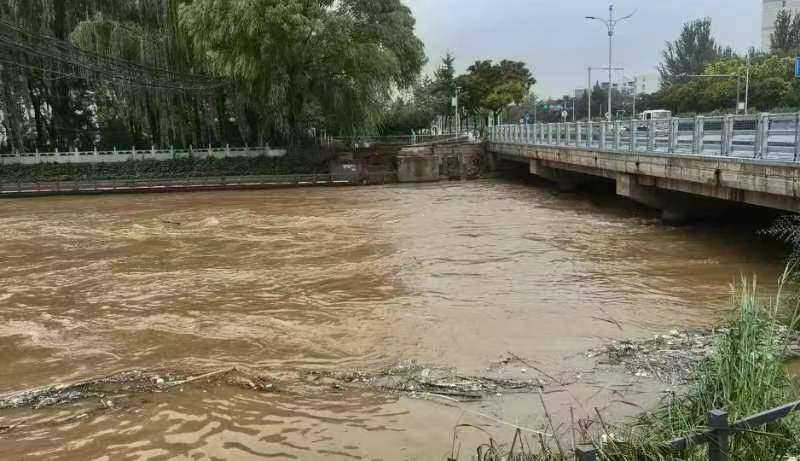 曾经被保护，如今顶在暴雨洪水红警一线