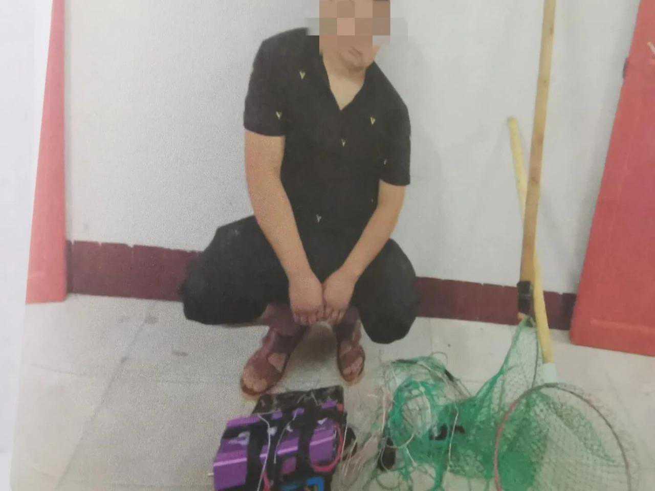 为给家人整点鱼吃，益阳男子一不钓二不买，拿着电瓶去水里电鱼