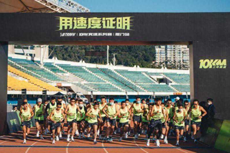 中国运动鞋服品牌谁在赚钱？安踏一年净利破百亿，李宁下滑21.6%