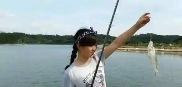 90后美女钓手，水库狂拉23斤