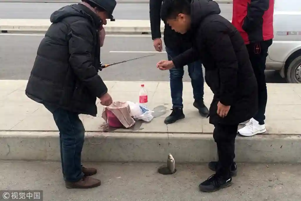是怕鱼看到吗？西安钓鱼者无视警示牌桥上垂钓，一坐坐一天