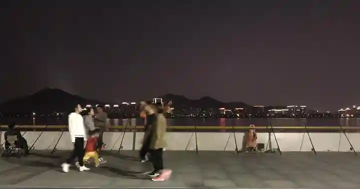 2公里江堤上竖着2000多根钓竿 绵延的江钓谁来管？