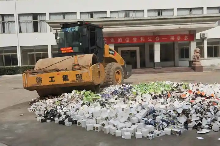 压路机碾毁80多箱渔线 喜曼多钓具“碎盘”保质量