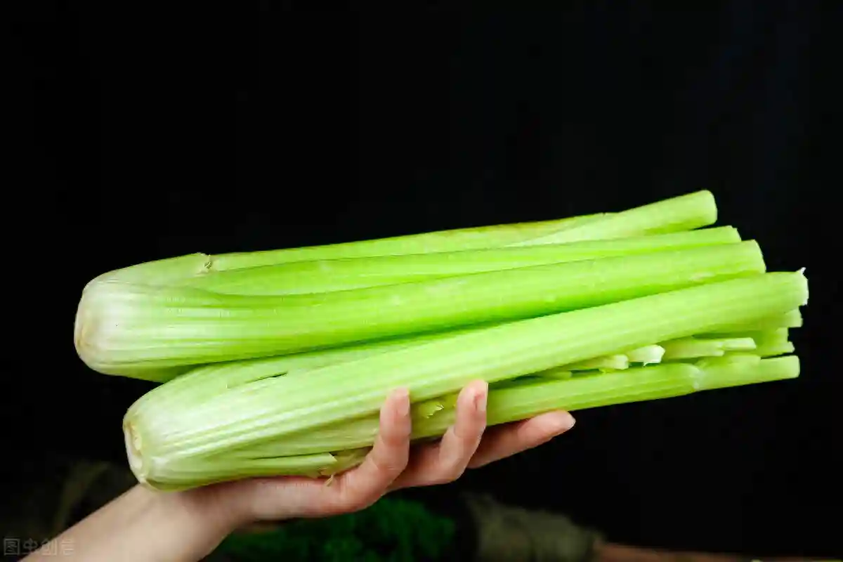 买芹菜时，选“粗的”还是“细的”？味道差别大，建议学会了再买