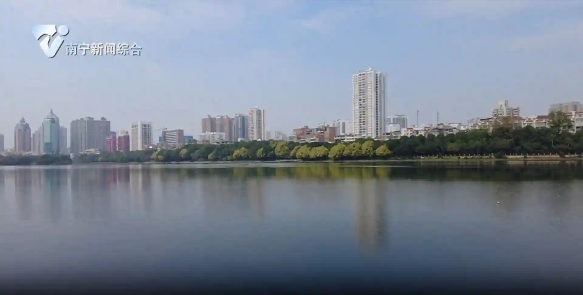 男子违规在南湖钓鱼，公园管理方劝导提醒
