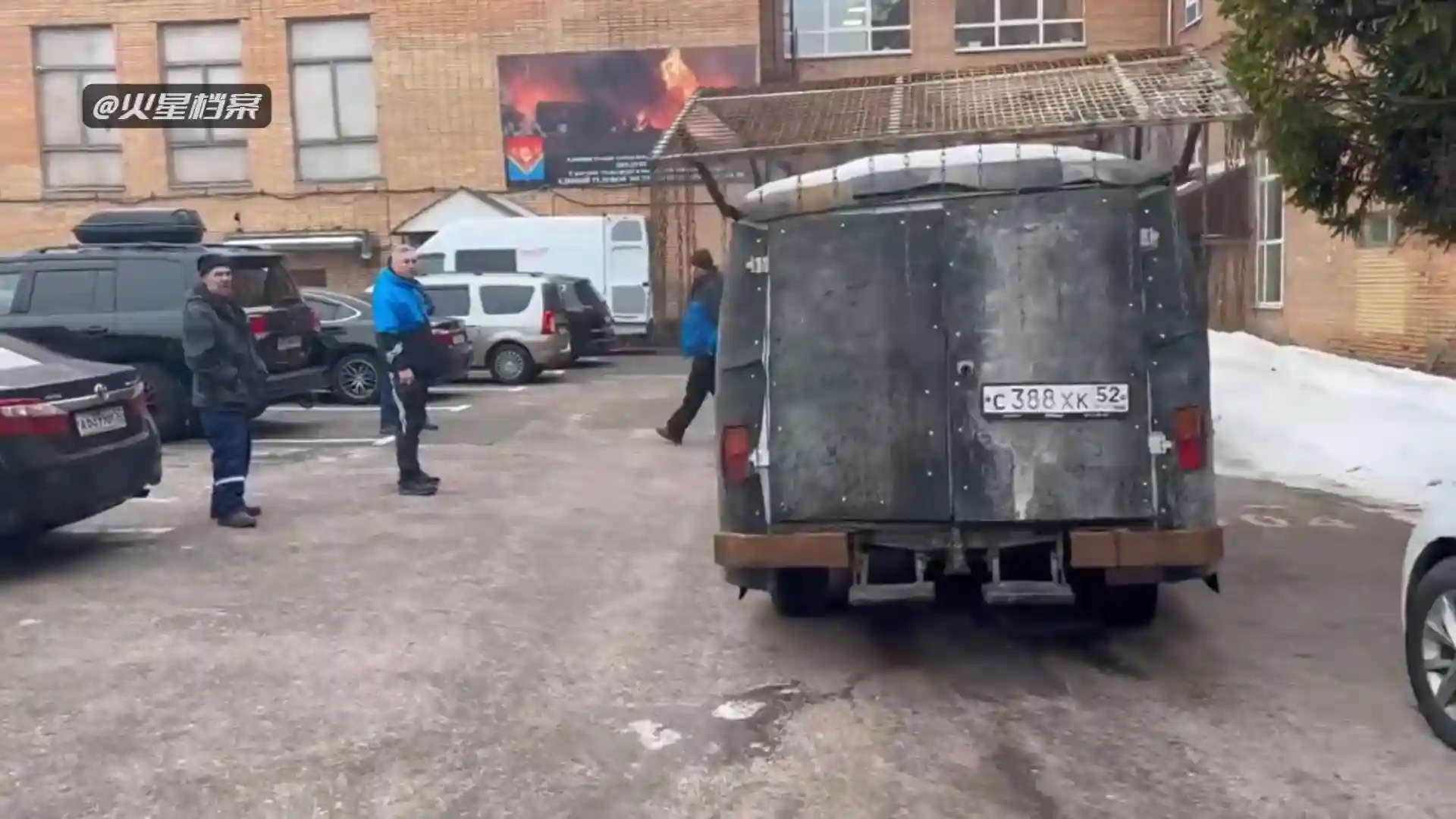 装备短缺，俄军手工敲出一辆吉普车，世界老二完全“中东化”