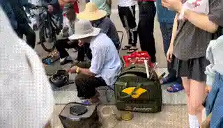 广西一桥上坐满钓鱼人，四五个人同钓一个桥洞，遇到大鱼咋办？