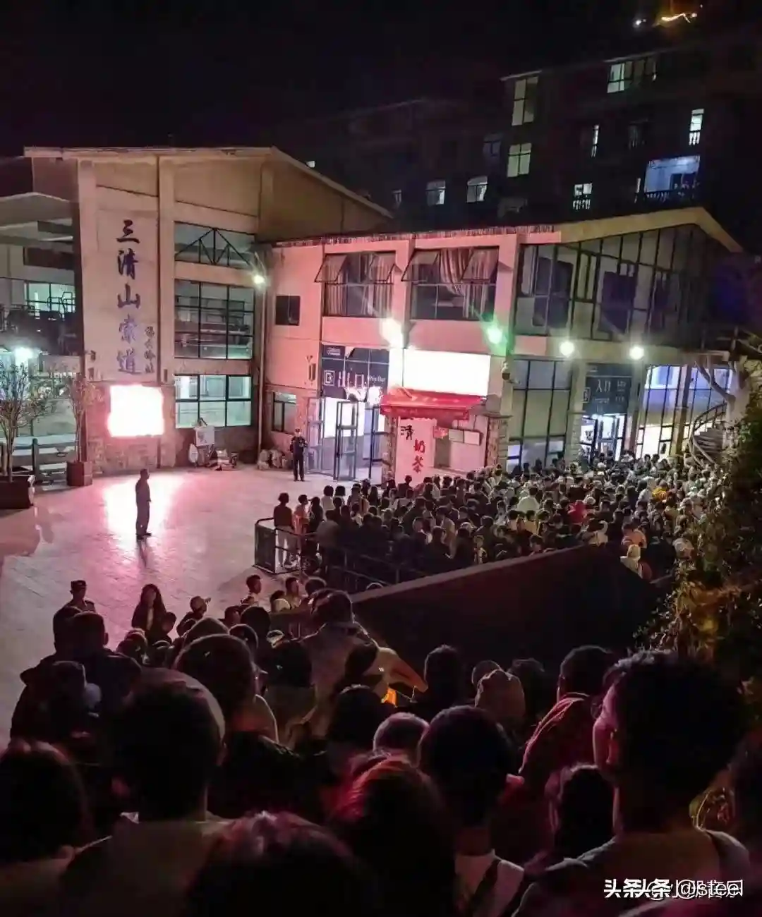 大量游客被堵山上温度14度，很多人穿短裤短袖瑟瑟发抖，景区回应