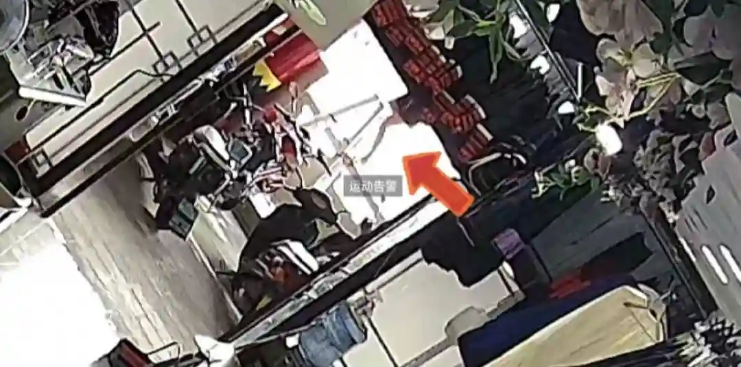 四川一女子晾衣服时失足坠河，上百亲友组成人墙蹚水搜寻 已确认身亡