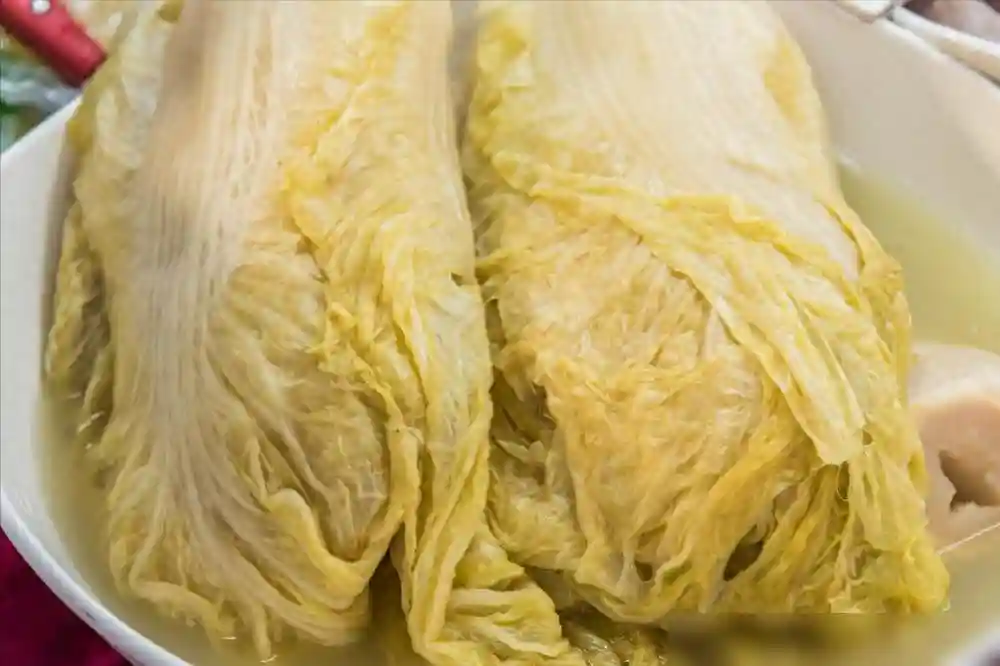 东北大娘教你腌酸菜，牢记2个要点，味道正宗不易烂，酸香爽脆
